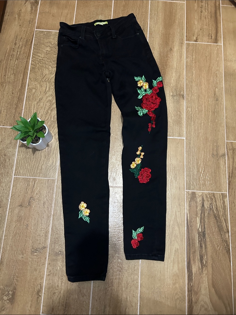Gianni Bini 🥀Floral Embroidery Jeans